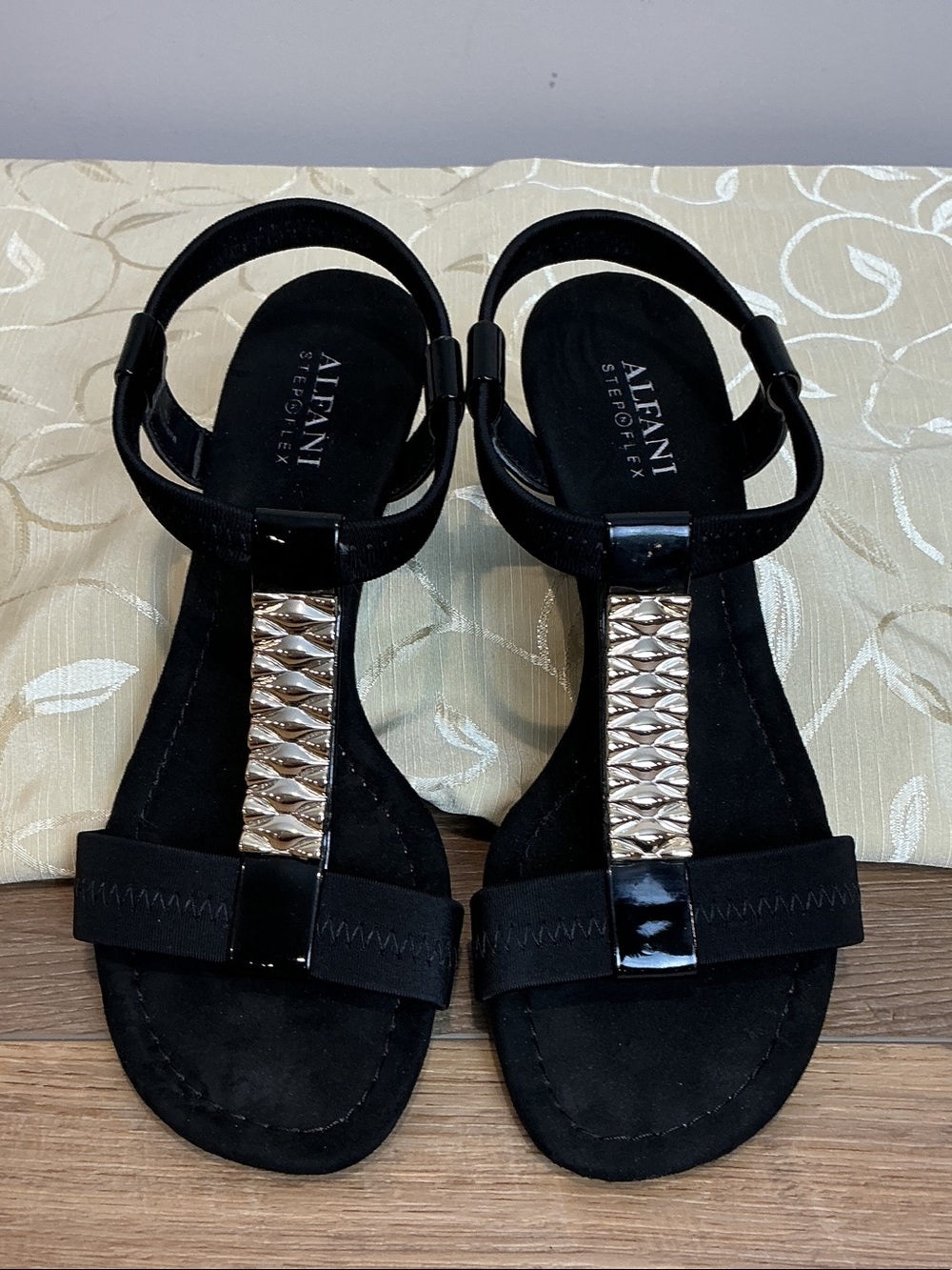 Alfani “Vacay” step n flex Black T-Strap wedge Sandals w/Gold Accent, size 7.5